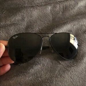 Black aviator ray bans wear/scratch to lens